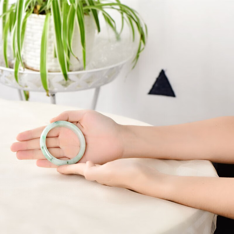 千载一玉 冰底飘阳绿翡翠手镯