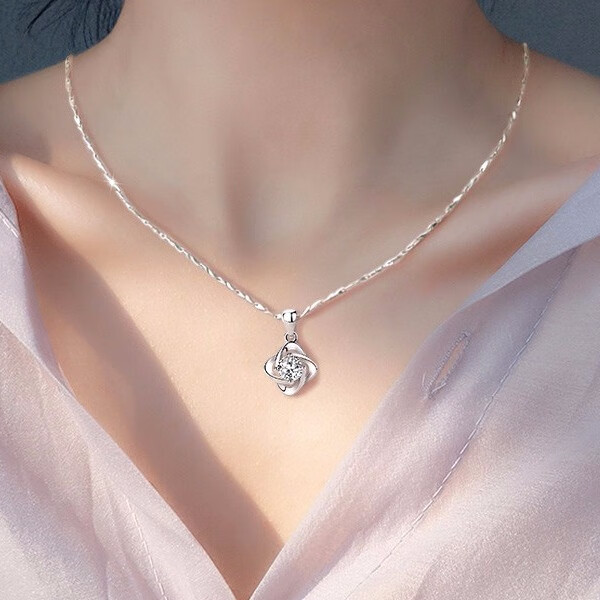 唯一 四叶草吊坠项链