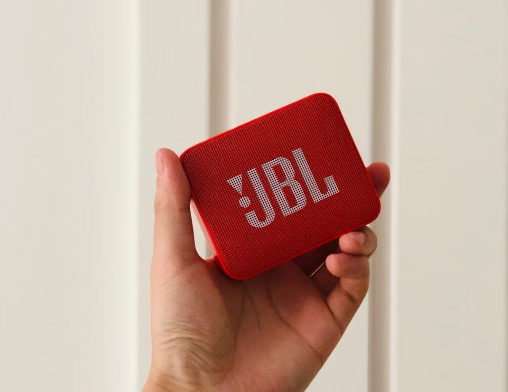 小巧的JBL蓝牙音箱，防水精致适合户外便携用