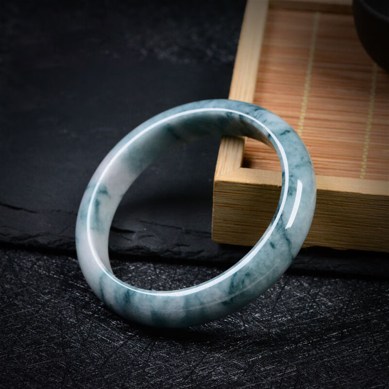 雅翠玲珑 圆柱款式翡翠手镯