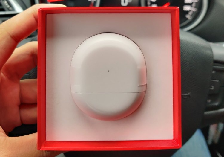 一加手机无线蓝牙耳机，带来30小时的续航时间