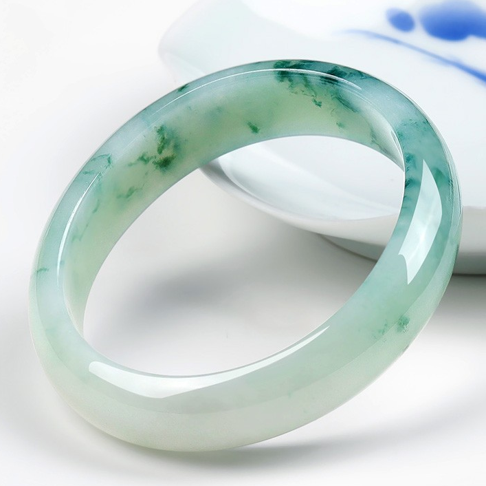 艾选潮品 精湛工艺翡翠手镯