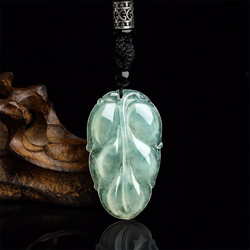 周六福 叶子翡翠黑绳玉佩吊坠