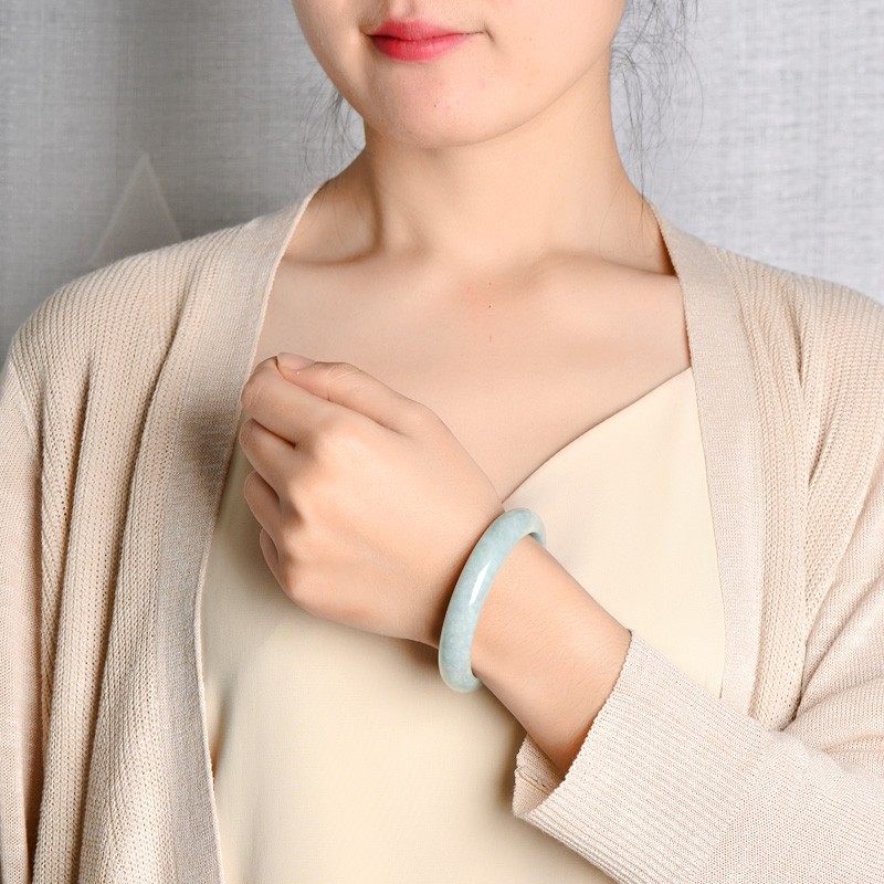 可玉可求 细圆条豆绿色翡翠手镯