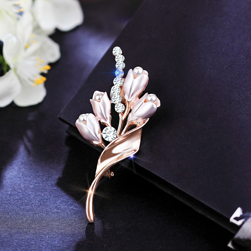 冠带郁金香皓石胸针