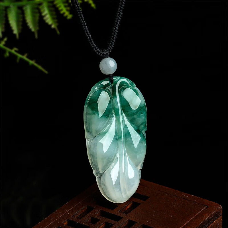 周六福 叶子造型翡翠吊坠