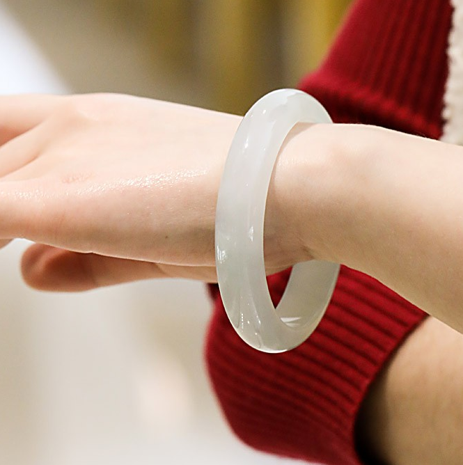 七彩云南 佩戴舒适翡翠手镯