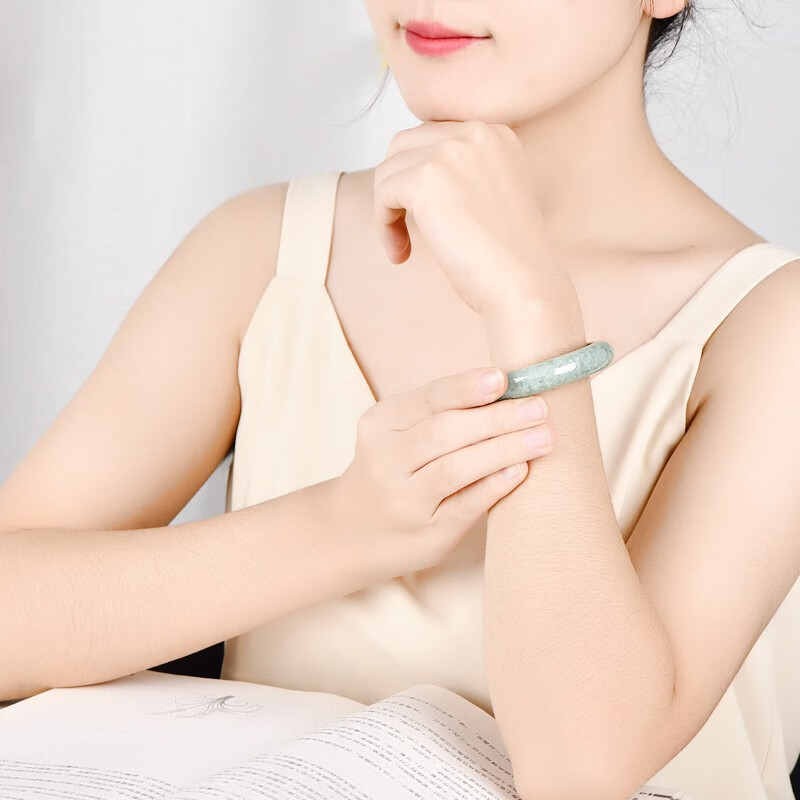 可玉可求 女款淡绿色玉石手镯