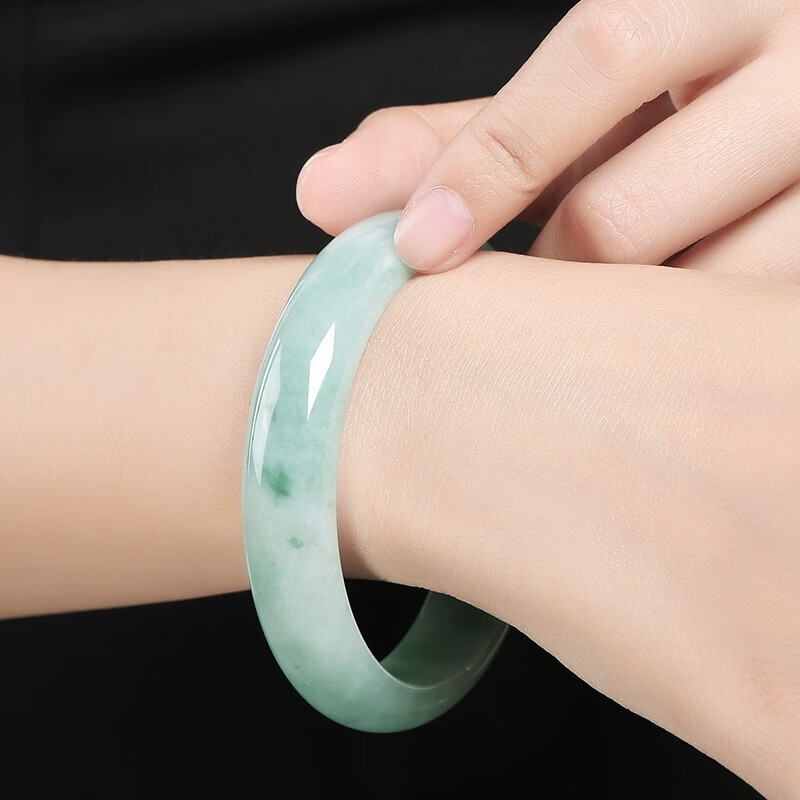 凤禧 舒适细腻翡翠手镯