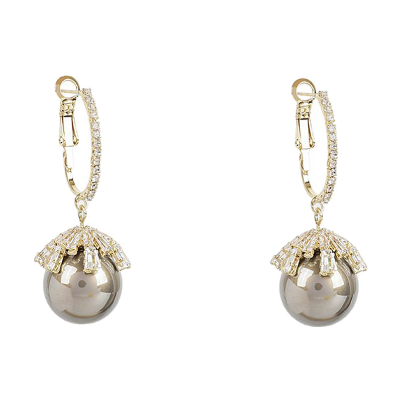 伊黛儿亮灰色贝珠耳饰