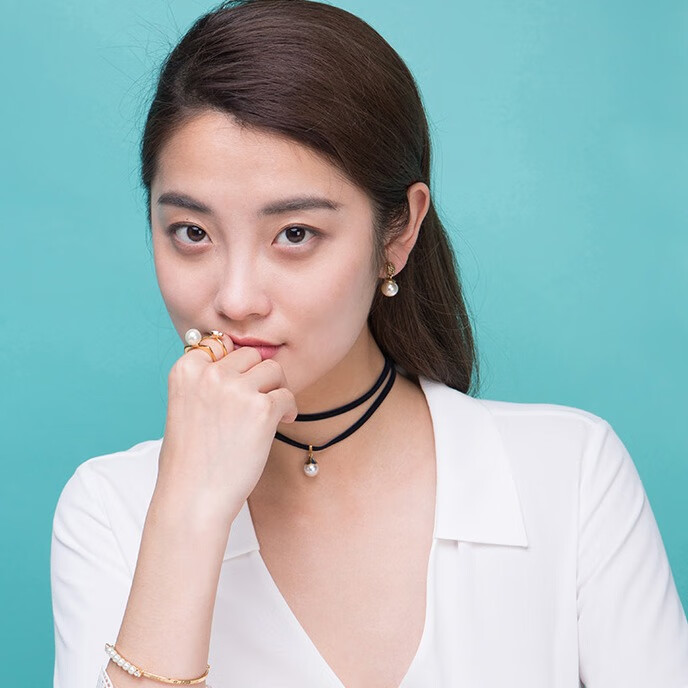 翡拉拉 人造母贝珍珠耳饰