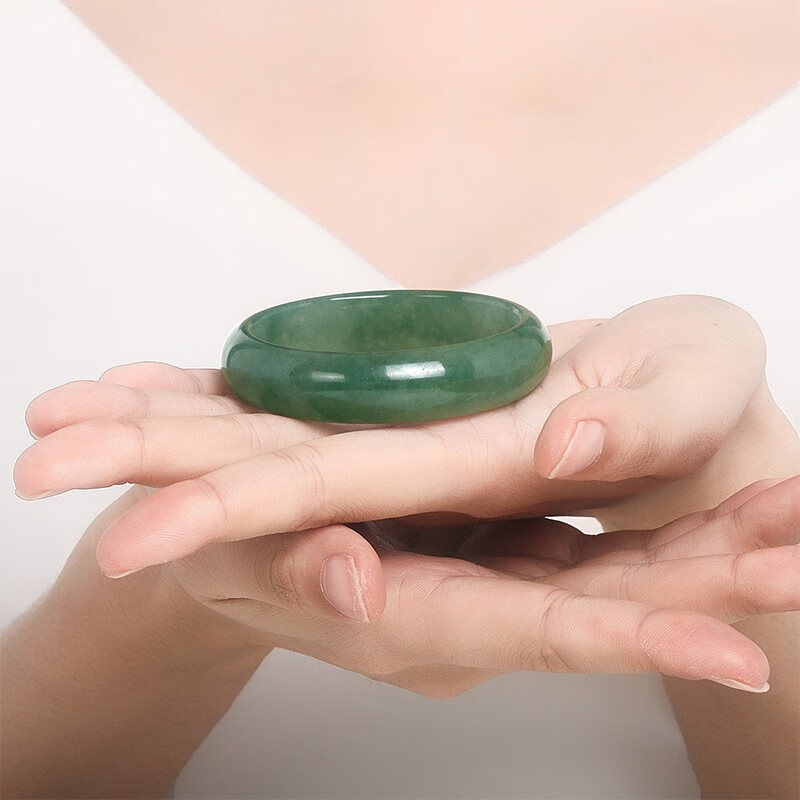 周六福 糯种绿飘花翡翠手镯