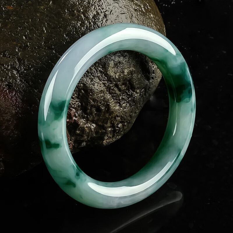 月半湾 典雅大气翡翠手镯