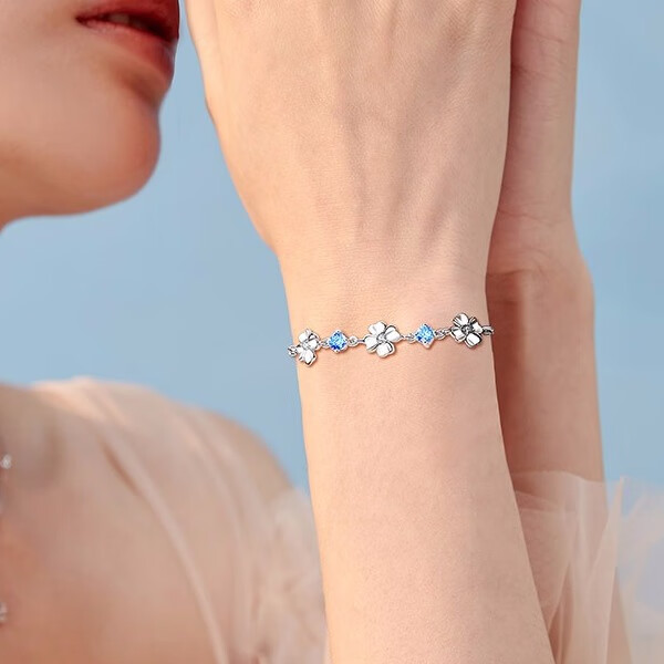 银千惠 四叶草手链