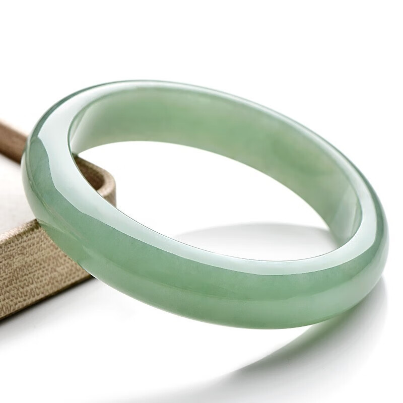 可玉可求 质地细腻翡翠手镯