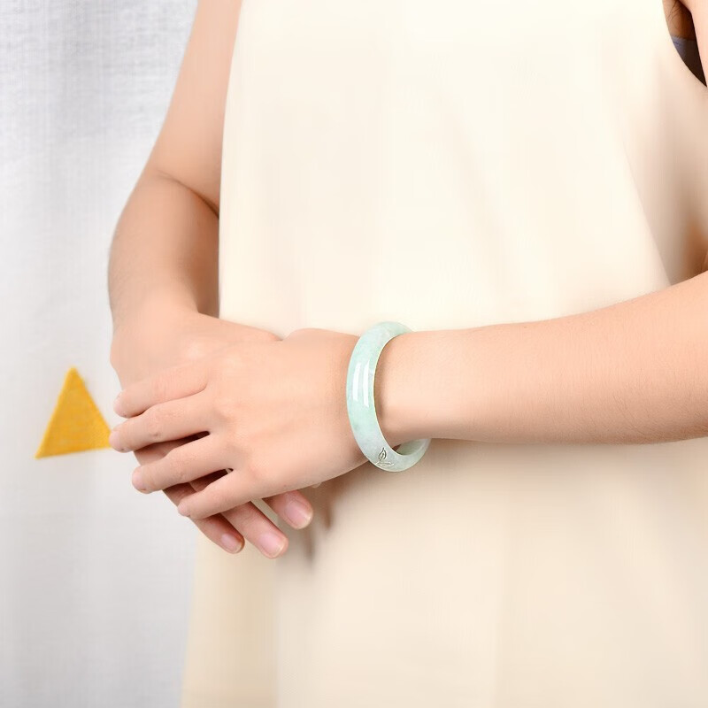 可玉可求 浅绿雕花翡翠手镯