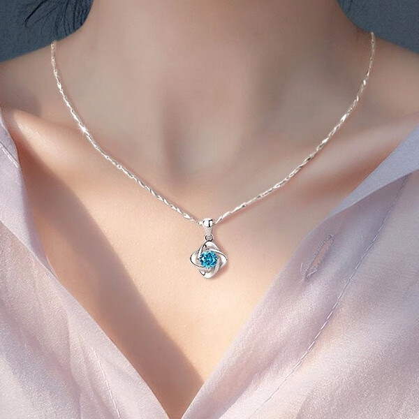 唯一 镂空四叶草项链