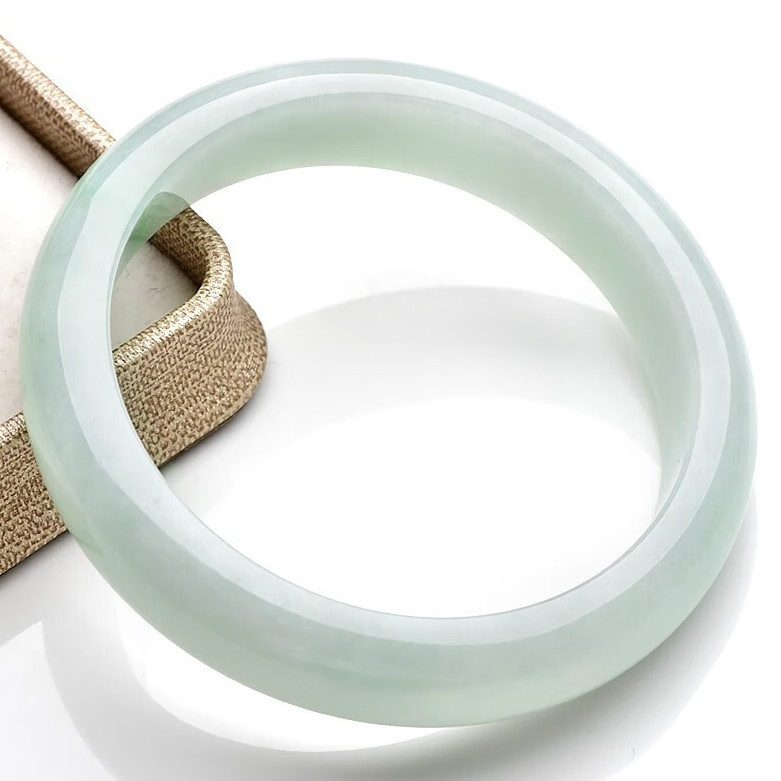 可玉可求淡绿色翡翠手镯