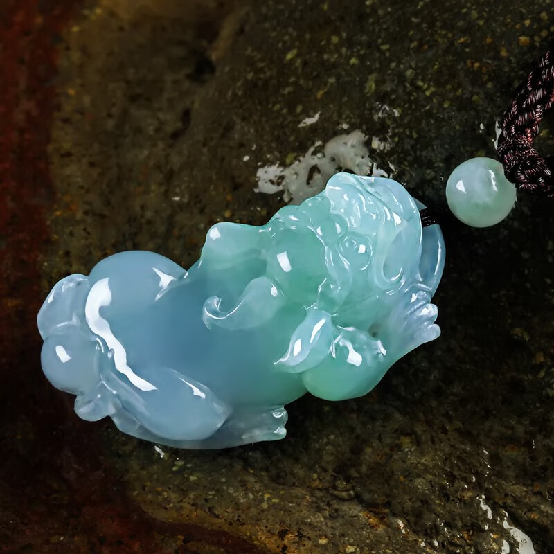 碧玉尊 浅绿淡紫貔貅翡翠吊坠