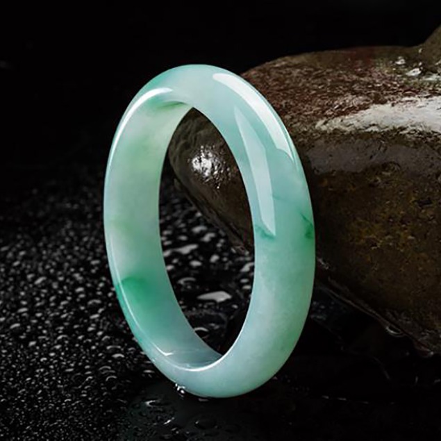 碧玉尊 淡绿翡翠手镯