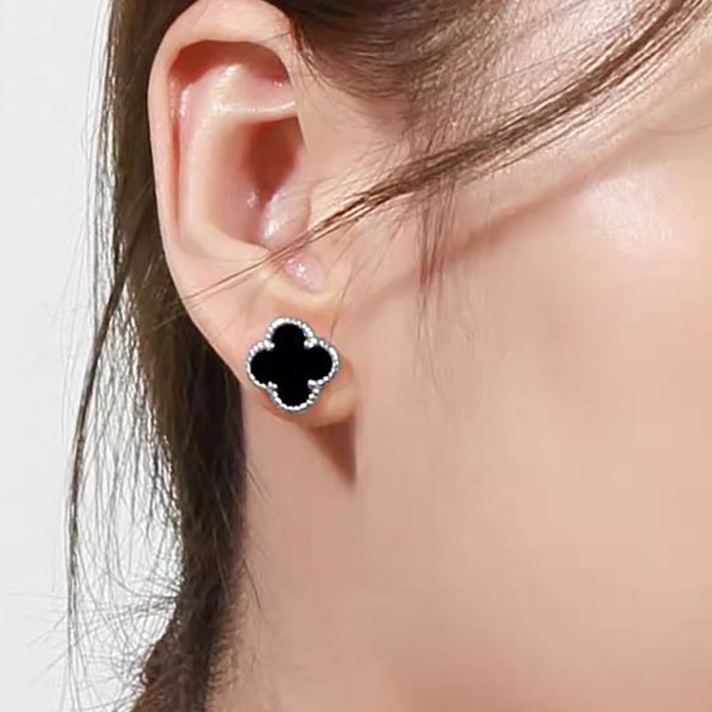 莞晗 简约四叶草耳钉