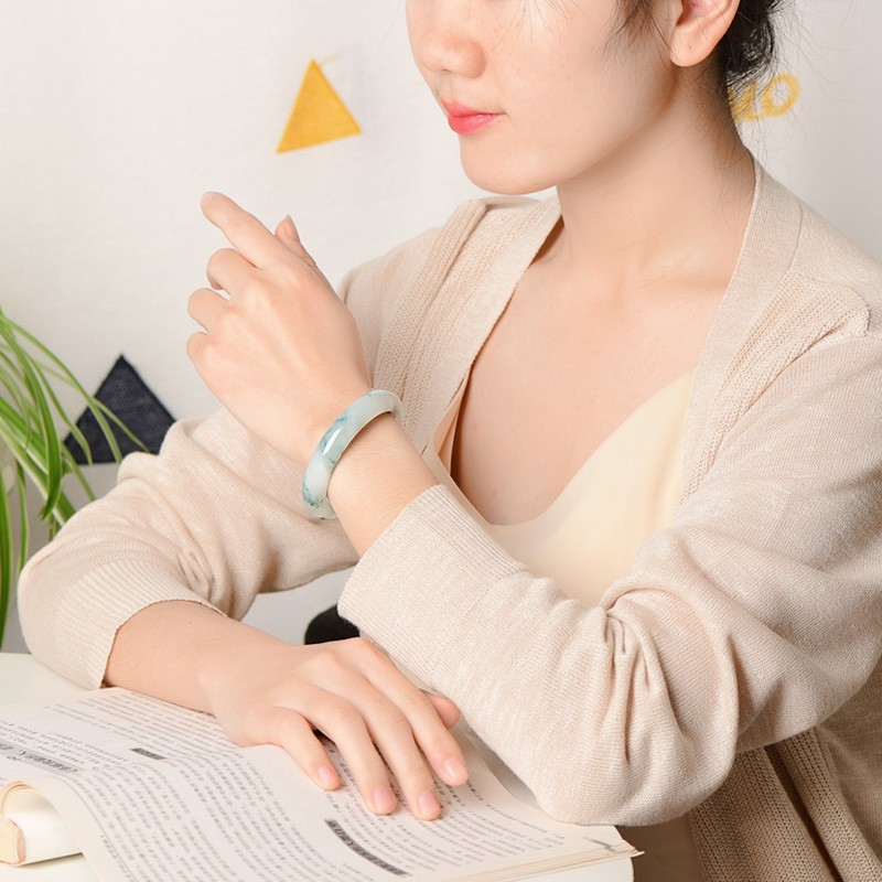 可玉可求 淡绿飘花翡翠手镯