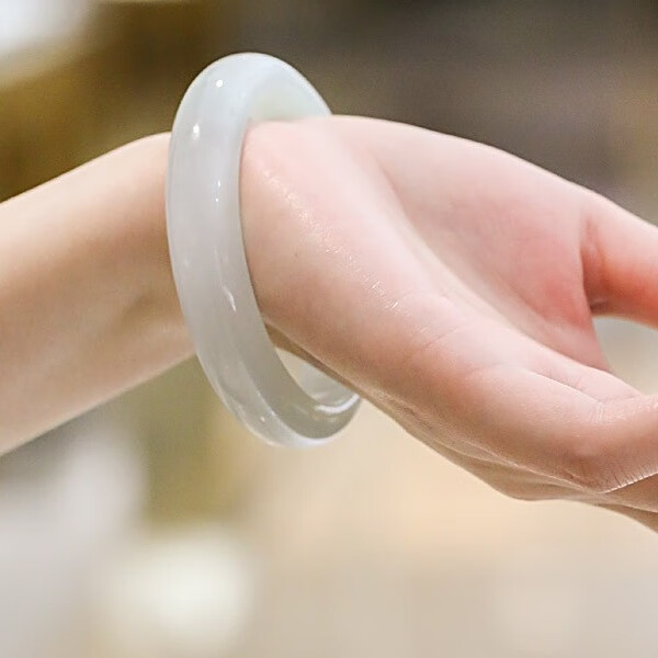 七彩云南 浅绿飘花翡翠手镯