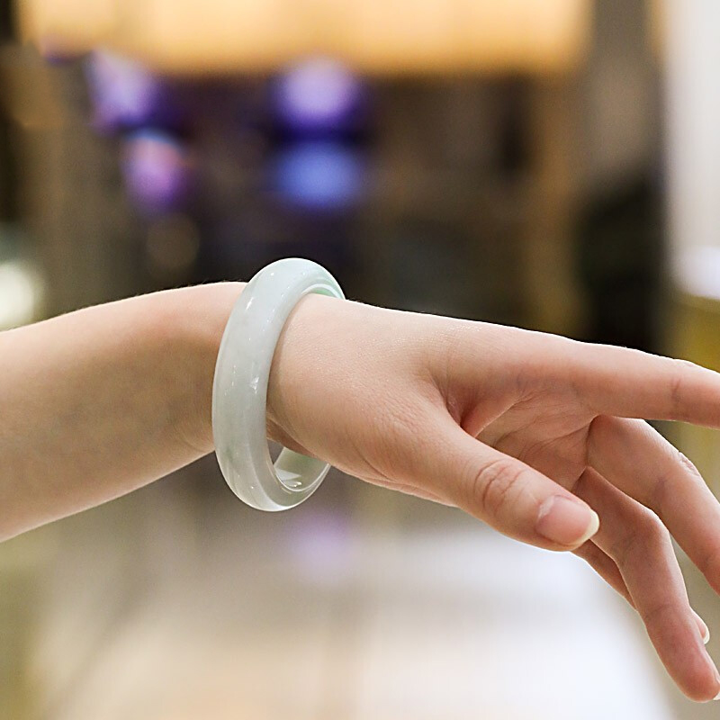 七彩云南 浅绿飘花翡翠手镯