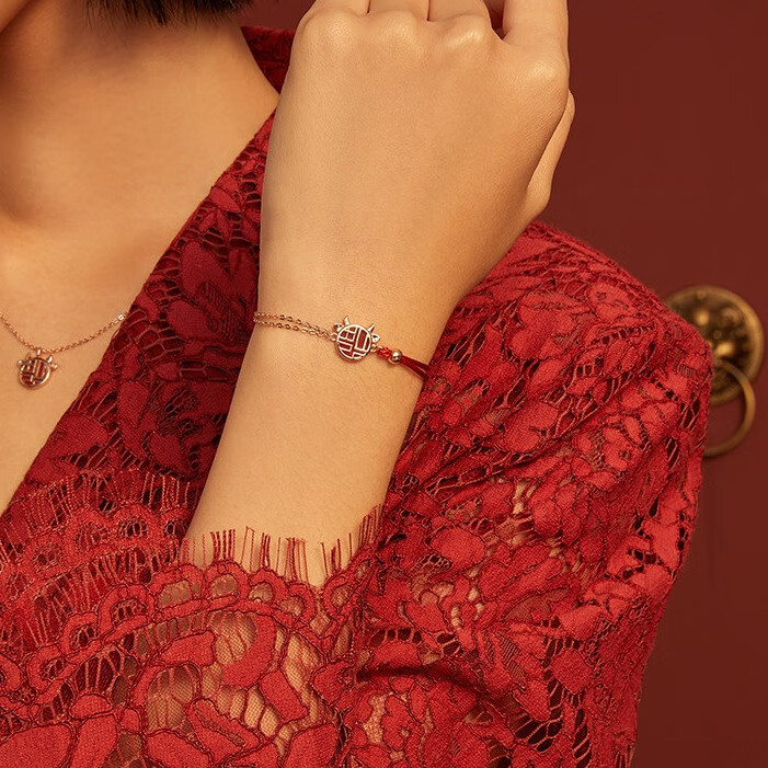 卡蒂罗福字小牛手链