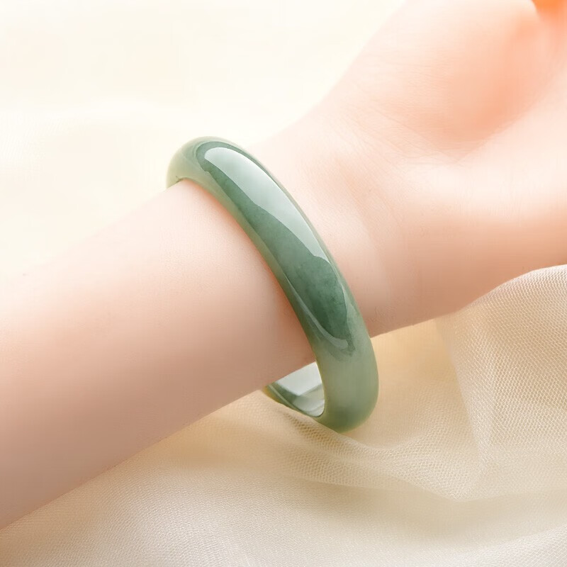 可玉可求 线条流畅 翡翠玉镯