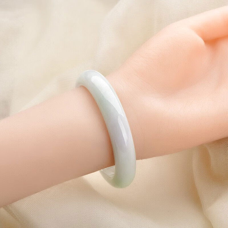 千载一玉 质地缜密翡翠手镯