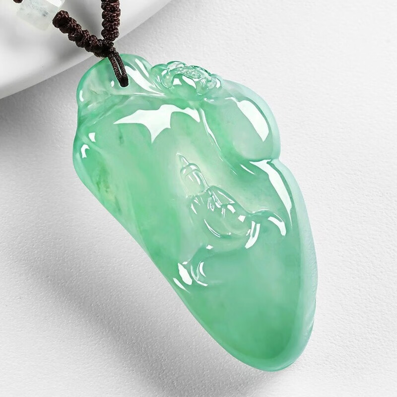 碧玉尊 色泽亮丽 翡翠吊坠