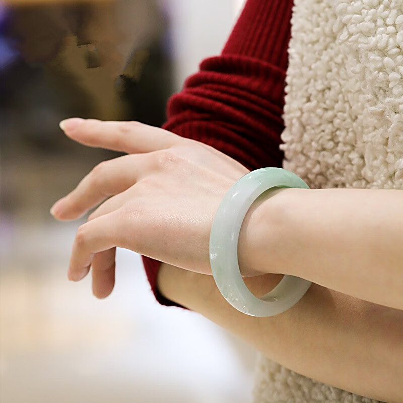 七彩云南 浅绿幽然翡翠手镯