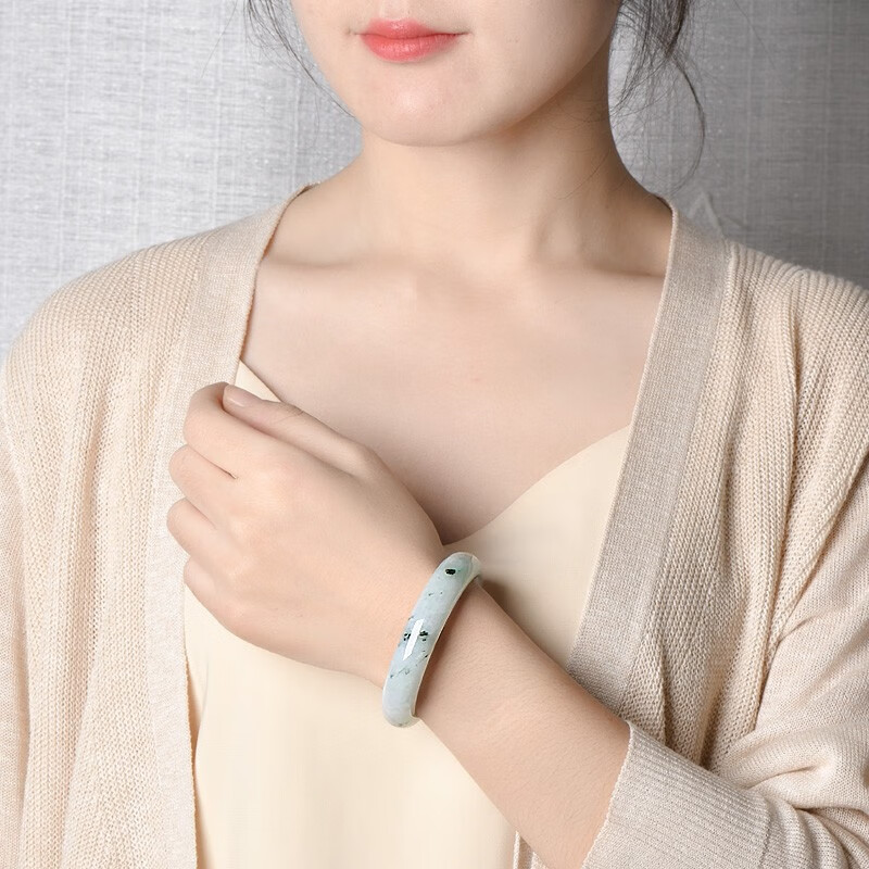 可玉可求 淡绿圆润翡翠手镯