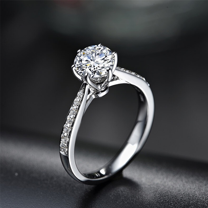 伊黛儿莫桑石戒指