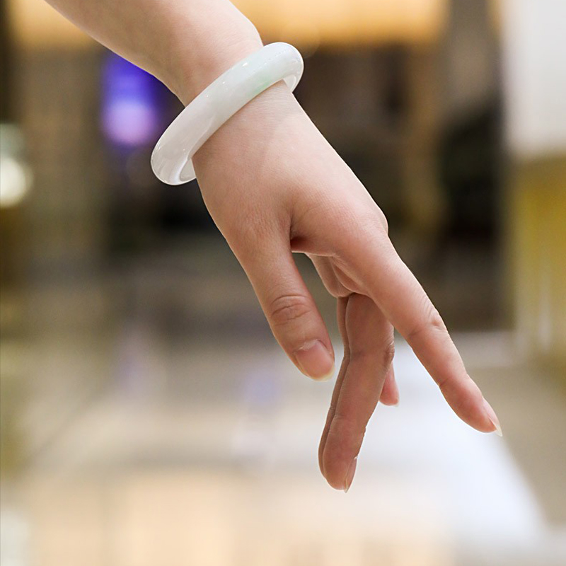 七彩雲南 浅绿飘花 翡翠手镯