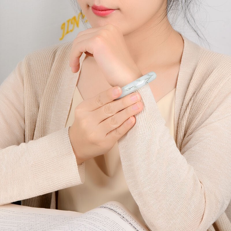 千载一玉 秀美淡绿色翡翠手镯