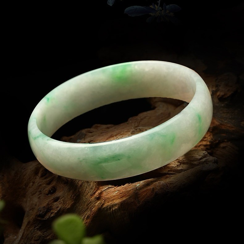 七彩云南 浅绿飘花翡翠手镯