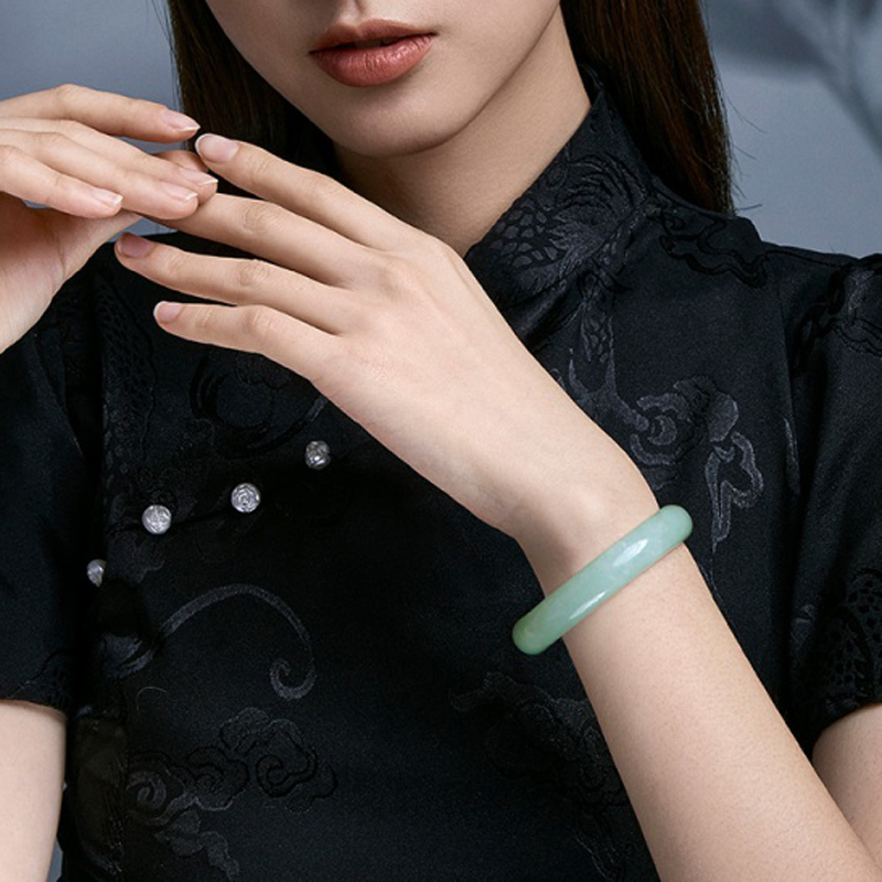 周大生 芙蓉种白底 翡翠手镯