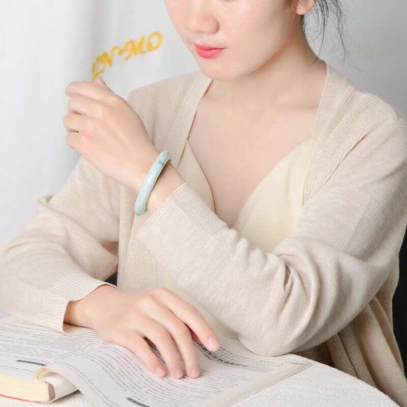 千载一玉 简约大气翡翠手镯