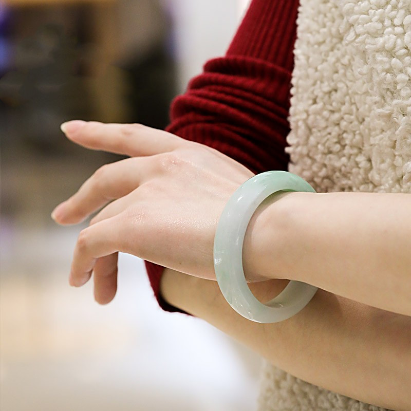 七彩云南 水润优雅 翡翠玉镯