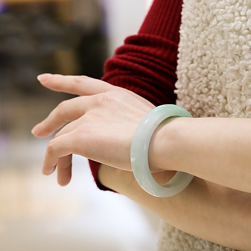 七彩雲南 浅绿飘花翡翠手镯