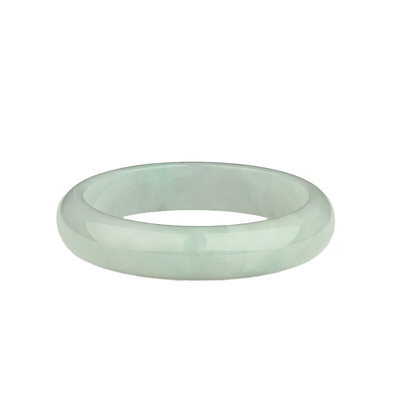 周大生晶莹通透翡翠手镯