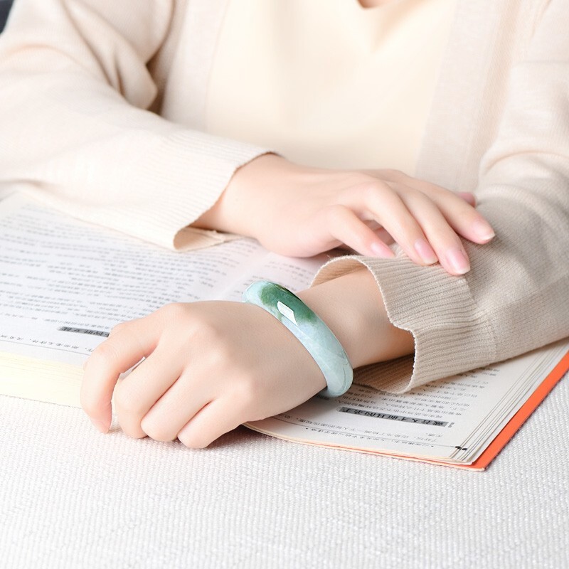 可玉可求 翠绿飘花 翡翠手镯