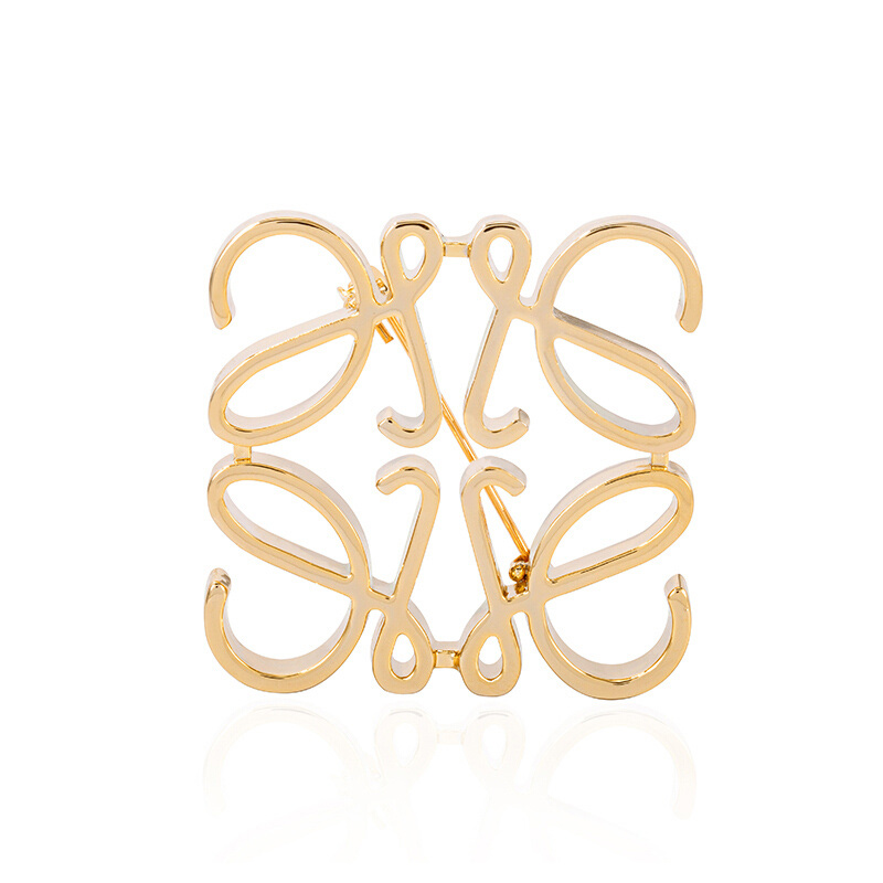 KVOCKCLOUD字母胸针