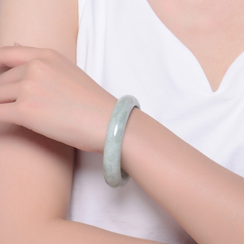劳梭 温润淡雅翡翠手镯