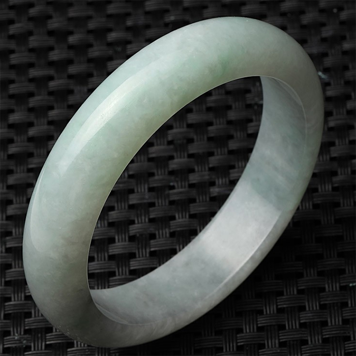 七彩云南端庄美丽翡翠手镯