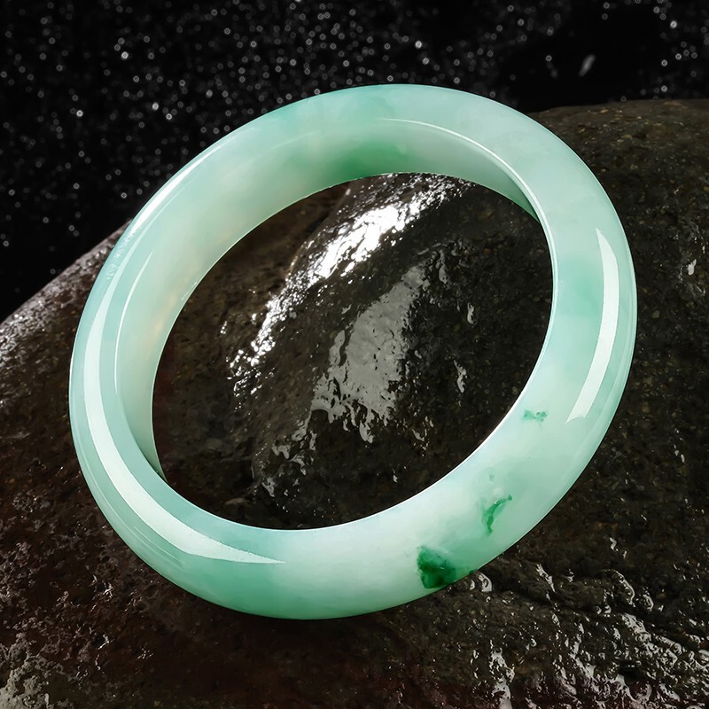 月半湾 浅绿冰糯种翡翠手镯