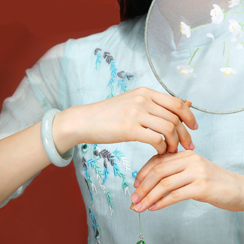 周大生 天然浅绿翡翠手镯