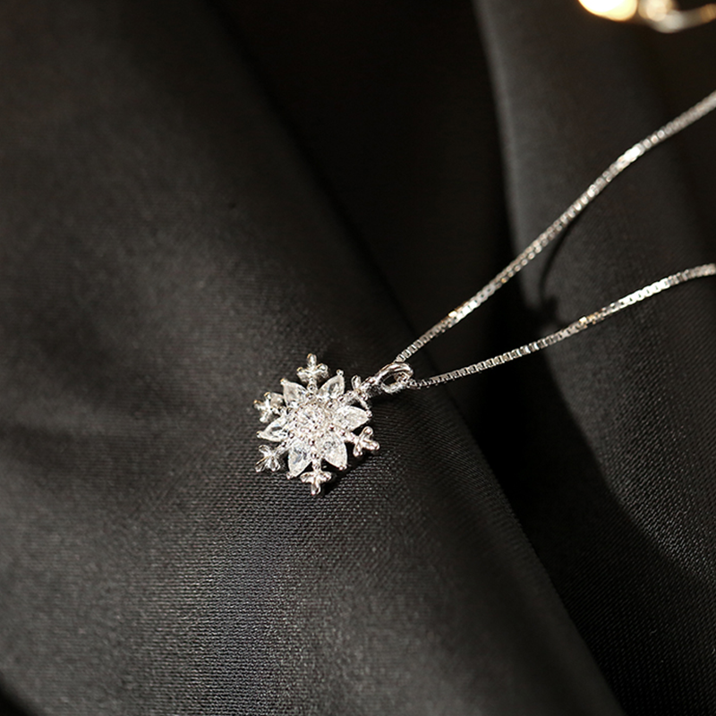 伊黛儿 佩戴大方项链